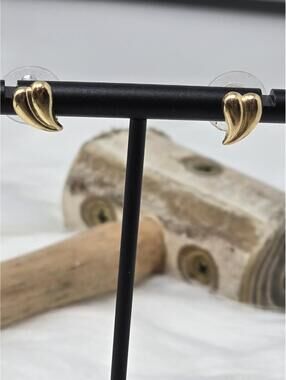 14k Gold Curved Heart Stud Earrings Petite